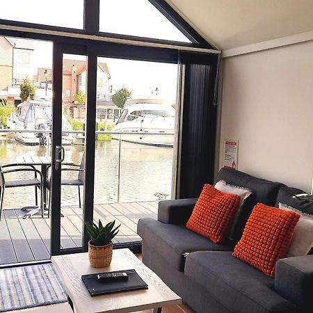 Lincoln Floating Holidays Exterior foto