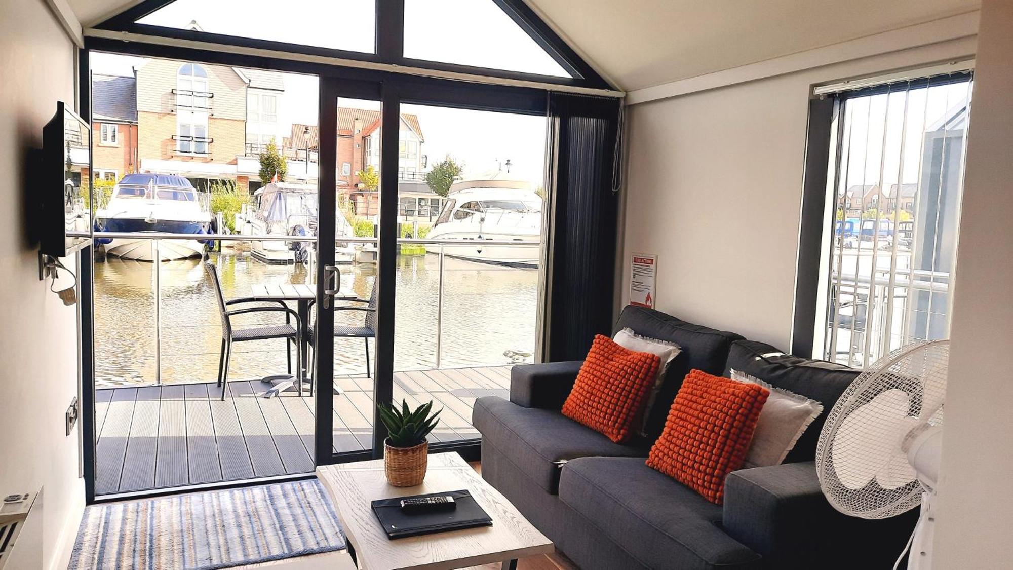 Lincoln Floating Holidays Exterior foto